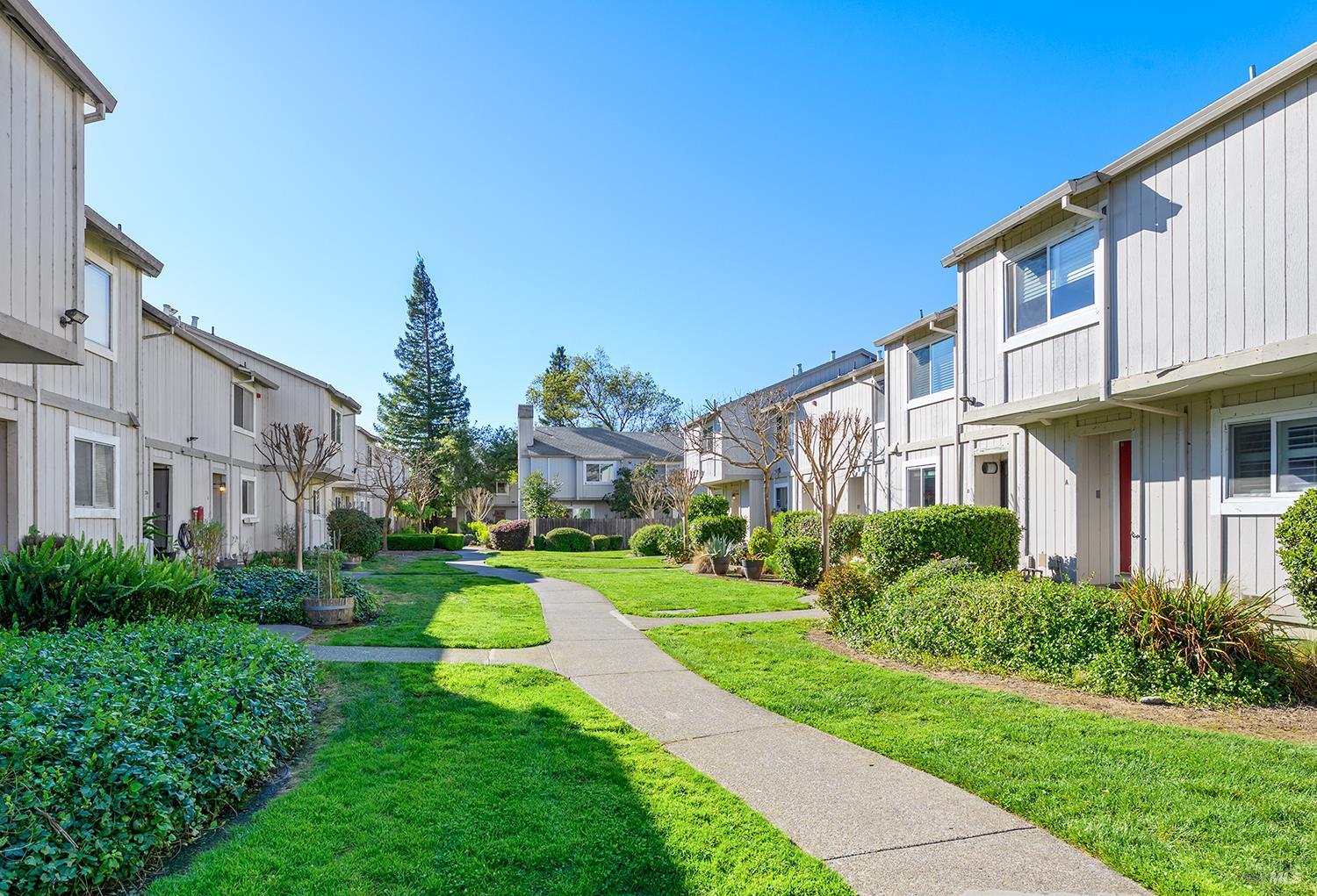 Detail Gallery Image 3 of 23 For 31 Front St #E,  Healdsburg,  CA 95448 - 3 Beds | 1/1 Baths