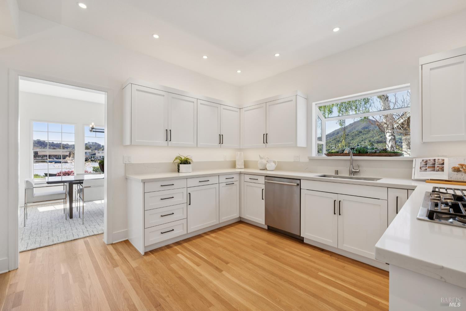 Detail Gallery Image 14 of 47 For 11 Gretchen Pl, Greenbrae,  CA 94904 - 4 Beds | 2/1 Baths