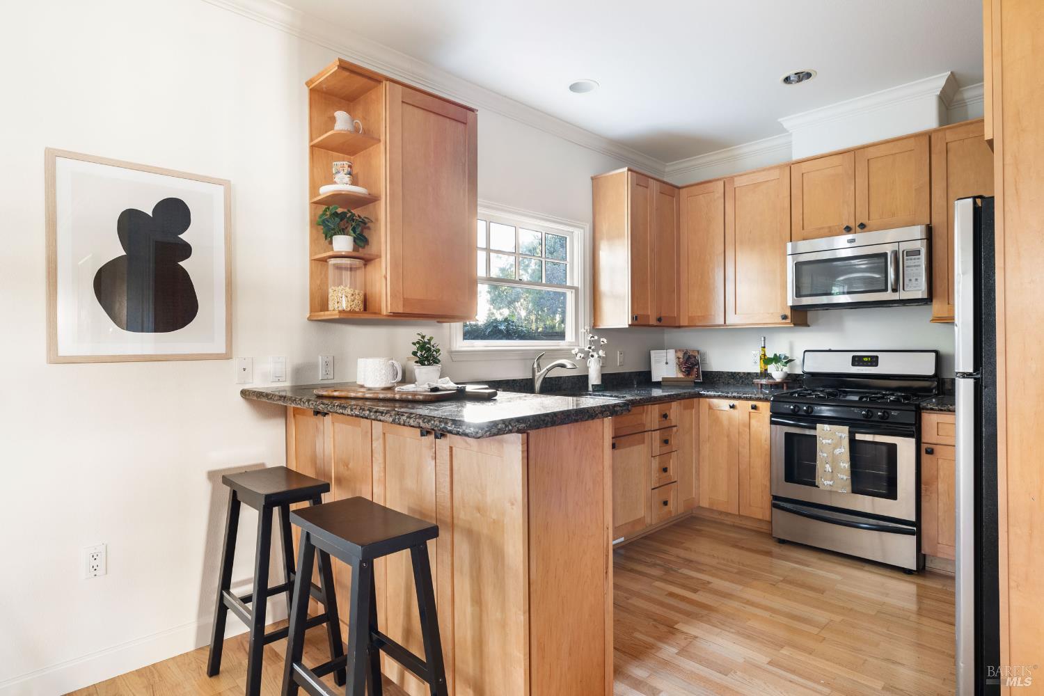 Detail Gallery Image 10 of 28 For 930 Martin Cir, Petaluma,  CA 94952 - 3 Beds | 2/1 Baths