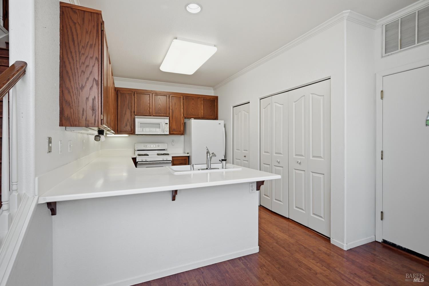 Detail Gallery Image 9 of 31 For 1005 Se Woodlake Dr, Santa Rosa,  CA 95405 - 3 Beds | 2/1 Baths
