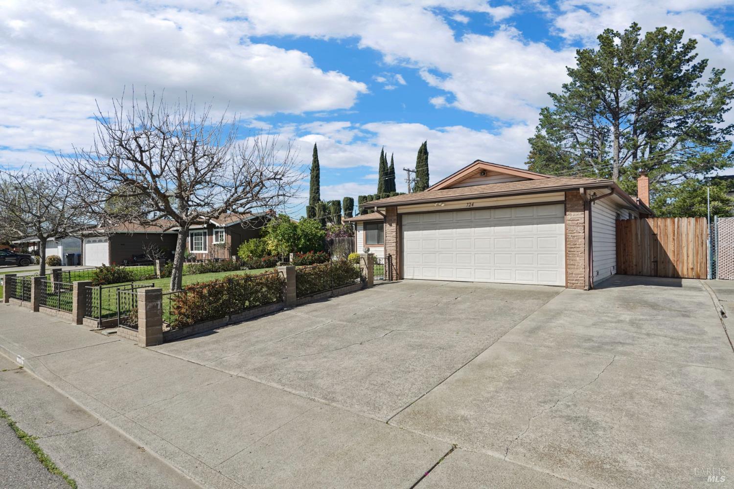 Detail Gallery Image 2 of 47 For 724 E Atlantic Ave, Fairfield,  CA 94533 - 4 Beds | 2 Baths