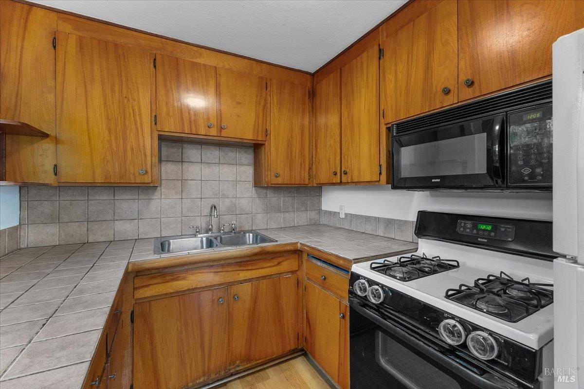 Detail Gallery Image 13 of 26 For 187 Pine Ave, Sonoma,  CA 95476 - 3 Beds | 1 Baths