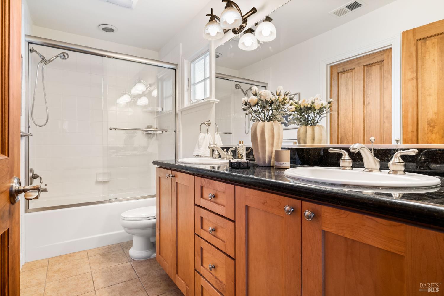 Detail Gallery Image 16 of 28 For 930 Martin Cir, Petaluma,  CA 94952 - 3 Beds | 2/1 Baths