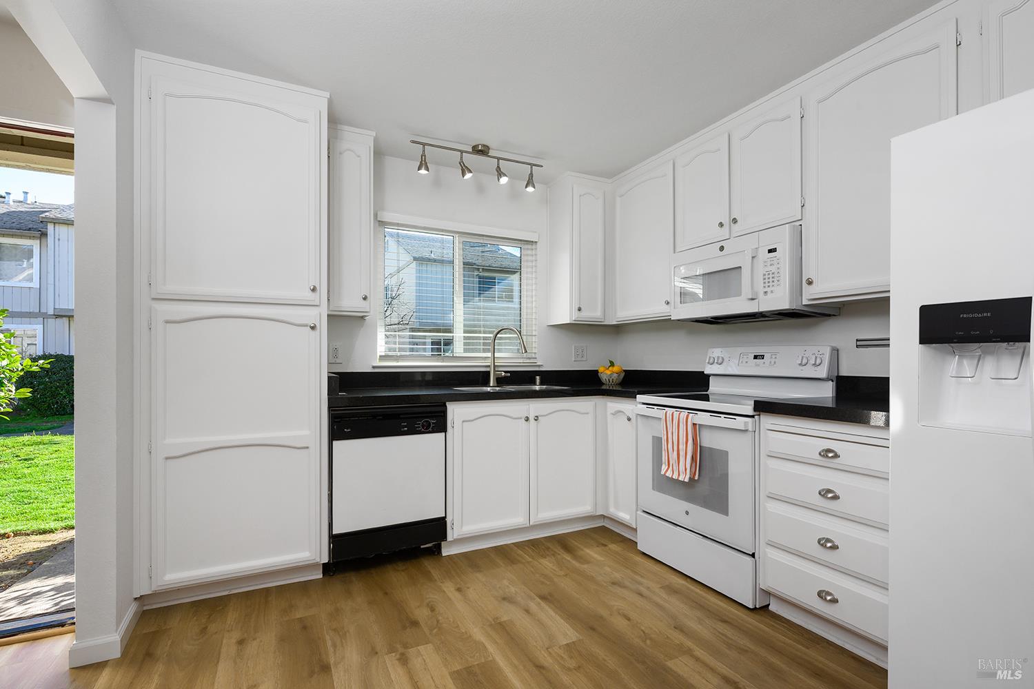 Detail Gallery Image 6 of 23 For 31 Front St #E,  Healdsburg,  CA 95448 - 3 Beds | 1/1 Baths