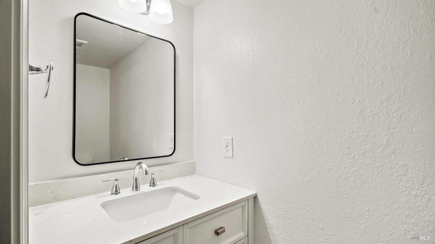 Detail Gallery Image 10 of 28 For 307 Occidental Cir, Santa Rosa,  CA 95401 - 3 Beds | 2/1 Baths