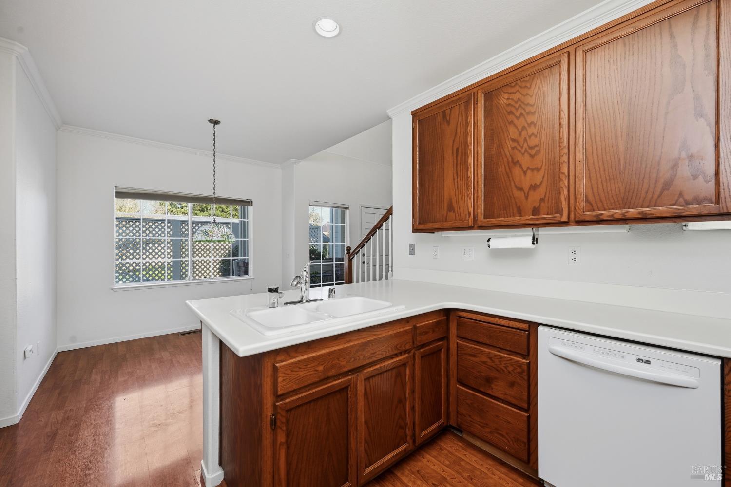 Detail Gallery Image 12 of 31 For 1005 Se Woodlake Dr, Santa Rosa,  CA 95405 - 3 Beds | 2/1 Baths