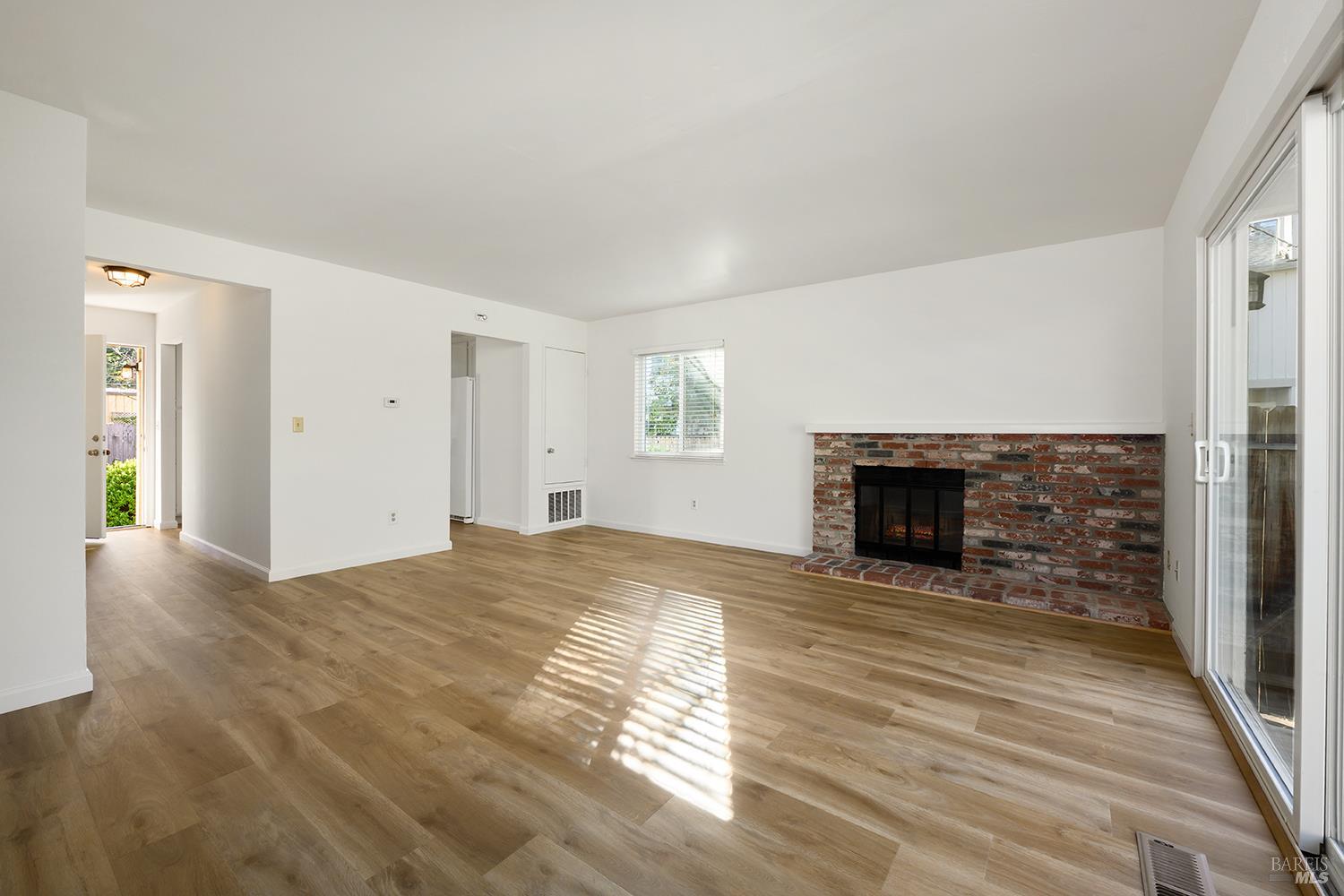 Detail Gallery Image 9 of 23 For 31 Front St #E,  Healdsburg,  CA 95448 - 3 Beds | 1/1 Baths
