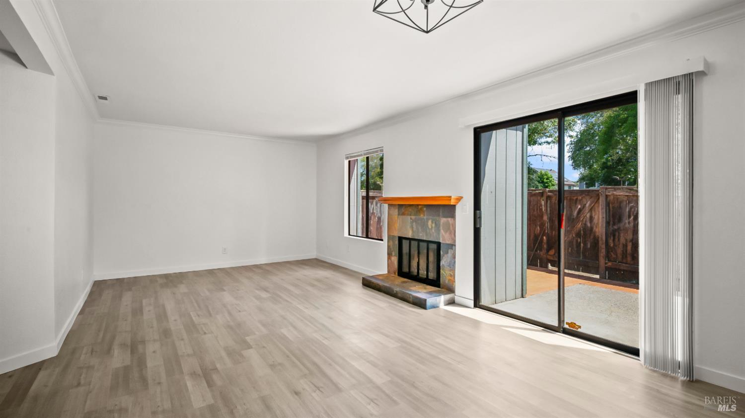 Detail Gallery Image 3 of 28 For 307 Occidental Cir, Santa Rosa,  CA 95401 - 3 Beds | 2/1 Baths