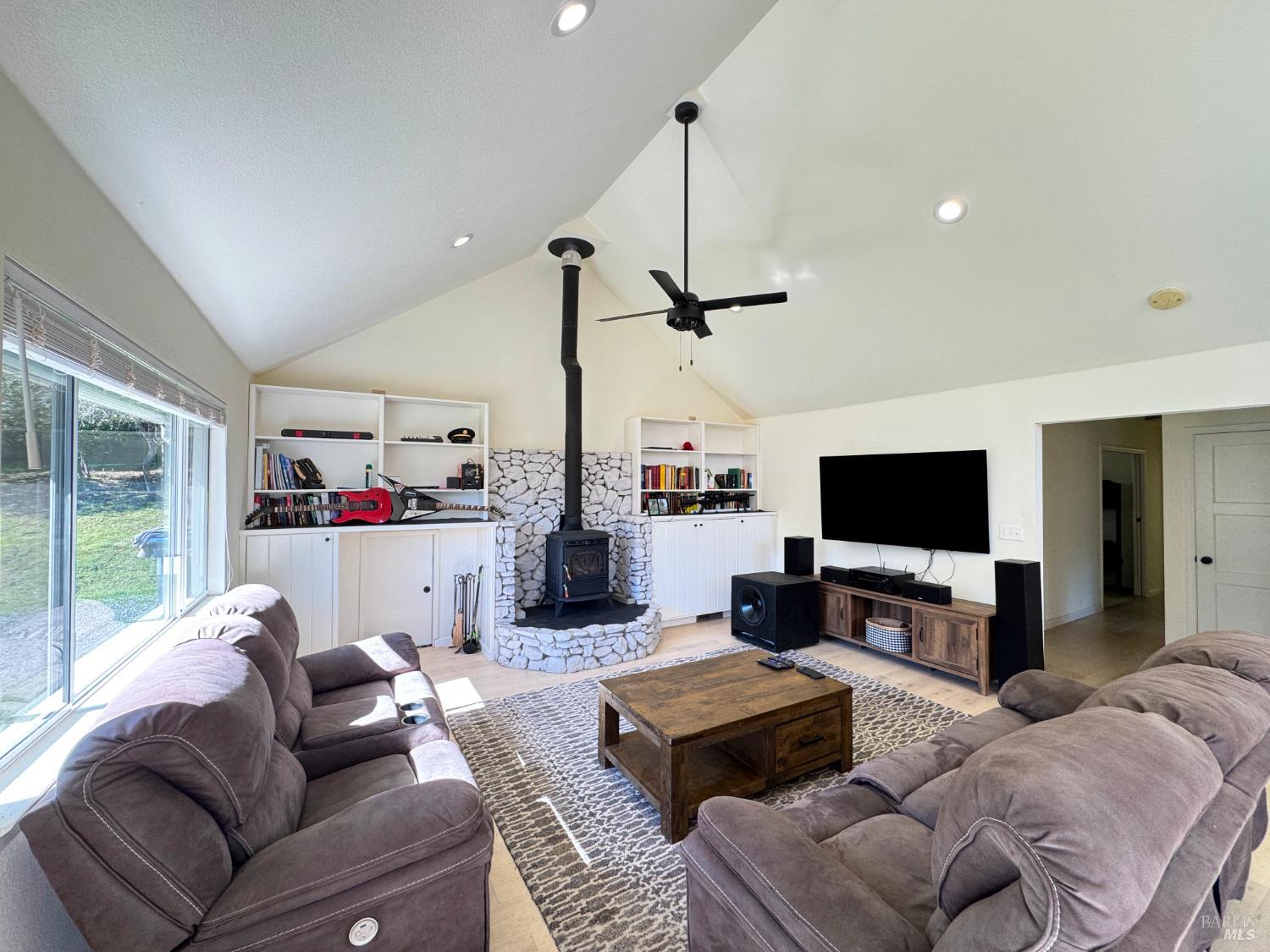 Detail Gallery Image 4 of 70 For 14605 Tomki Rd, Redwood Valley,  CA 95470 - 3 Beds | 2 Baths
