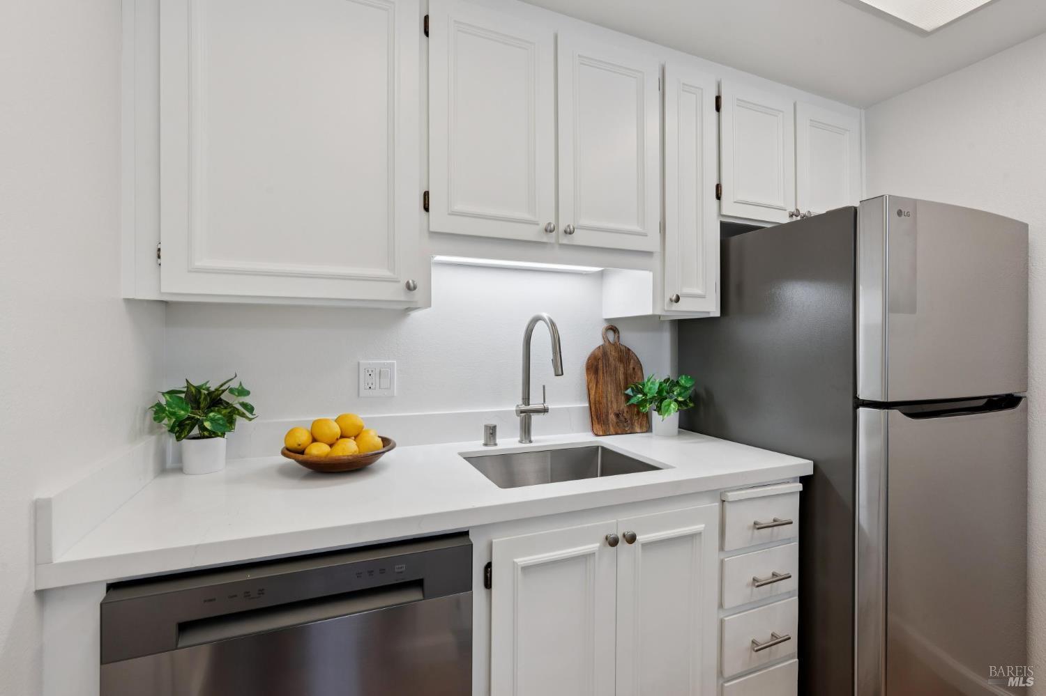 Detail Gallery Image 5 of 24 For 574 Seaver Dr, Mill Valley,  CA 94941 - 1 Beds | 1 Baths