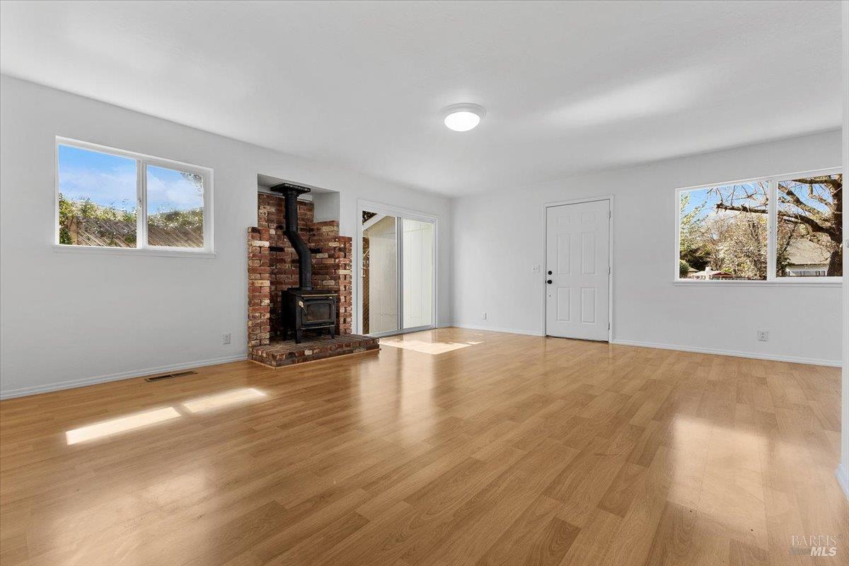 Detail Gallery Image 6 of 26 For 187 Pine Ave, Sonoma,  CA 95476 - 3 Beds | 1 Baths