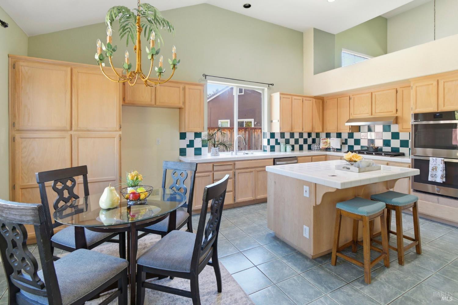 Detail Gallery Image 14 of 51 For 2707 Tuckaway Ct, Fairfield,  CA 94534 - 5 Beds | 3 Baths