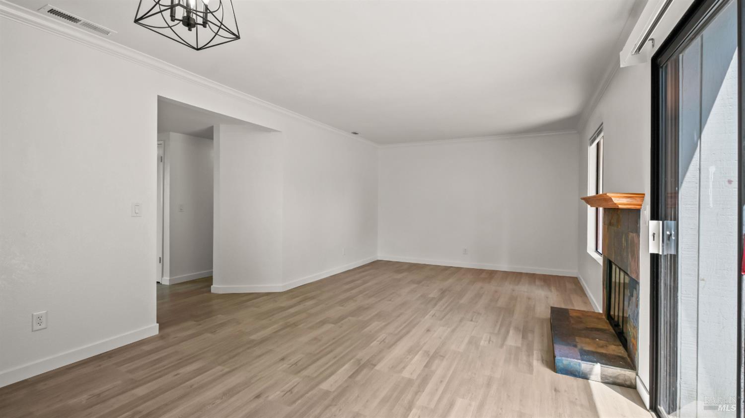 Detail Gallery Image 4 of 28 For 307 Occidental Cir, Santa Rosa,  CA 95401 - 3 Beds | 2/1 Baths