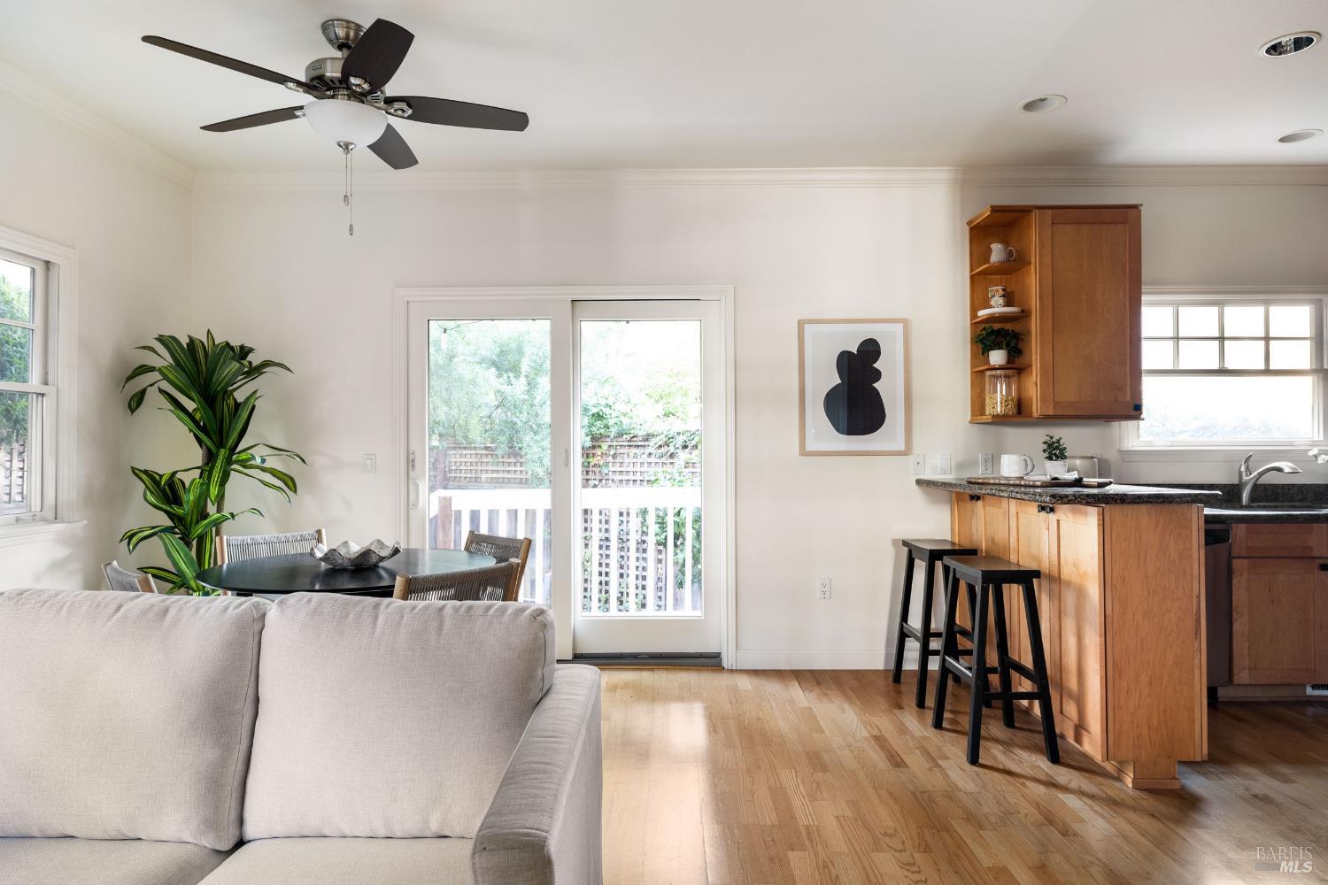 Detail Gallery Image 9 of 28 For 930 Martin Cir, Petaluma,  CA 94952 - 3 Beds | 2/1 Baths