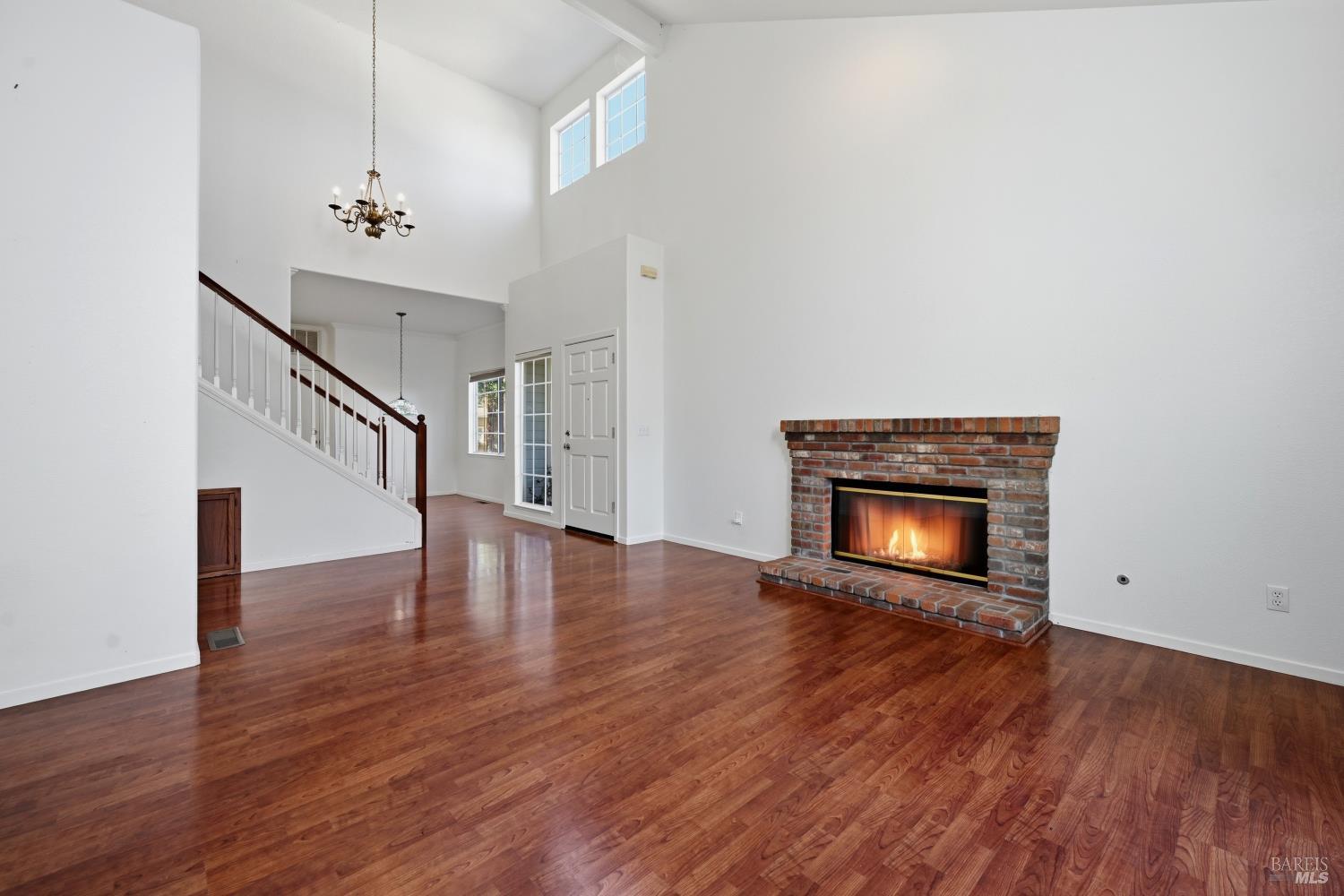 Detail Gallery Image 5 of 31 For 1005 Se Woodlake Dr, Santa Rosa,  CA 95405 - 3 Beds | 2/1 Baths
