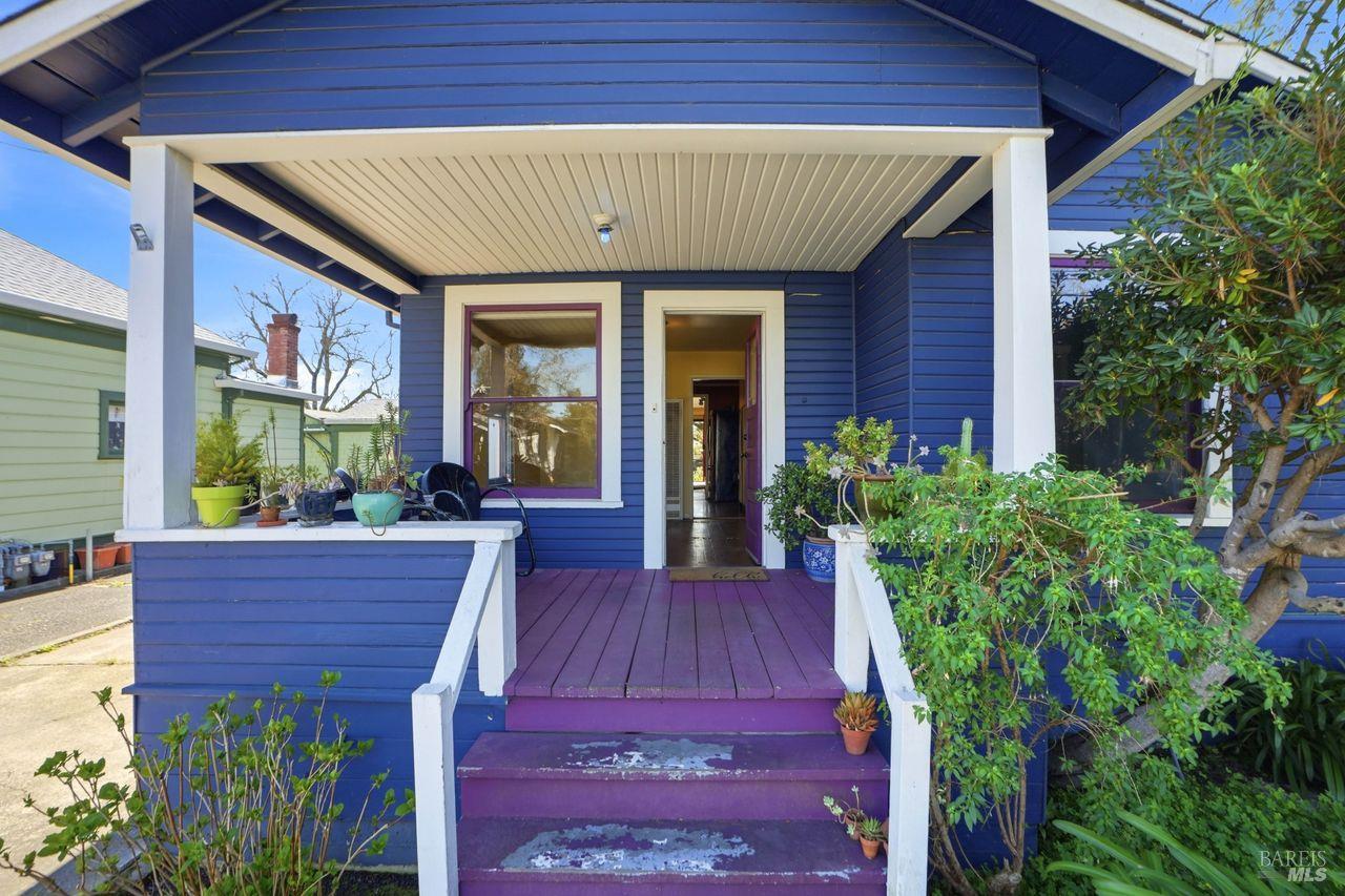 Detail Gallery Image 5 of 6 For 1010 Bush St, Santa Rosa,  CA 95404 - 3 Beds | 2 Baths