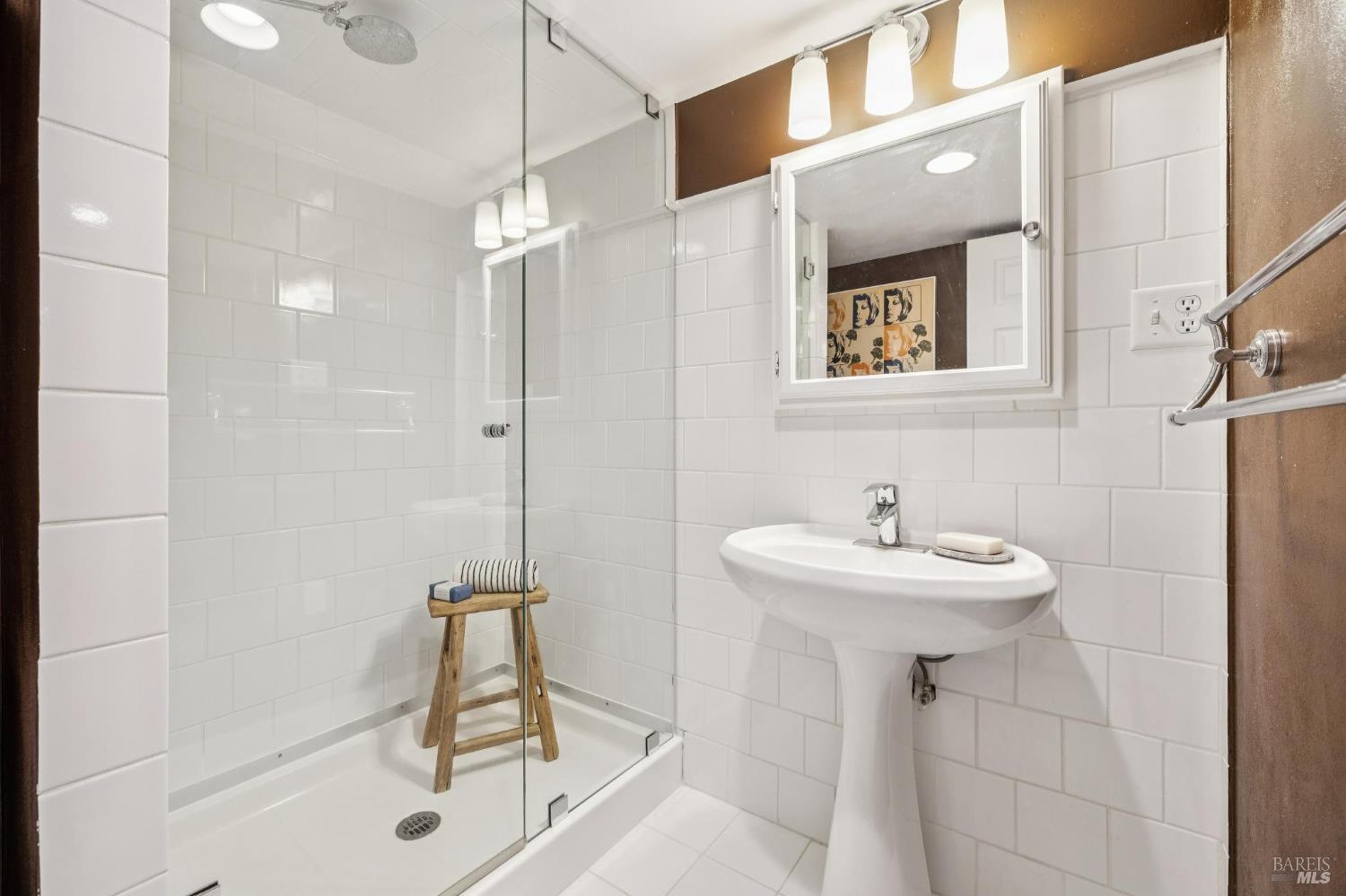 Detail Gallery Image 25 of 41 For 40 Mountain Ln, Mill Valley,  CA 94941 - 3 Beds | 2/1 Baths