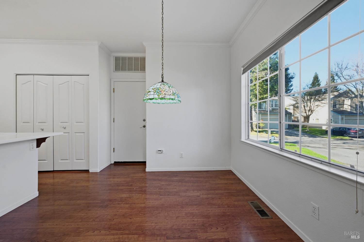 Detail Gallery Image 8 of 31 For 1005 Se Woodlake Dr, Santa Rosa,  CA 95405 - 3 Beds | 2/1 Baths