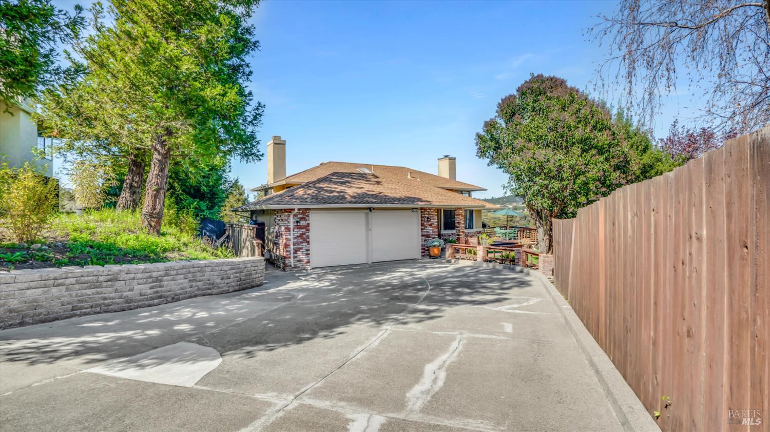 Detail Gallery Image 4 of 57 For 641 Lois Ln, El Sobrante,  CA 94803 - 4 Beds | 2/1 Baths