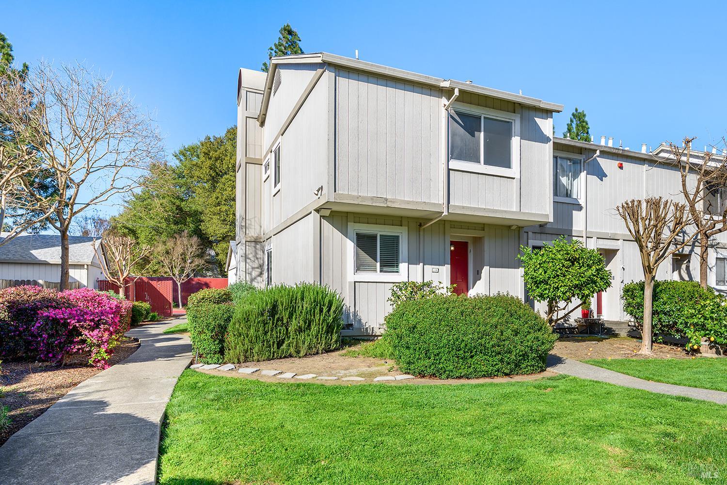 Detail Gallery Image 2 of 23 For 31 Front St #E,  Healdsburg,  CA 95448 - 3 Beds | 1/1 Baths