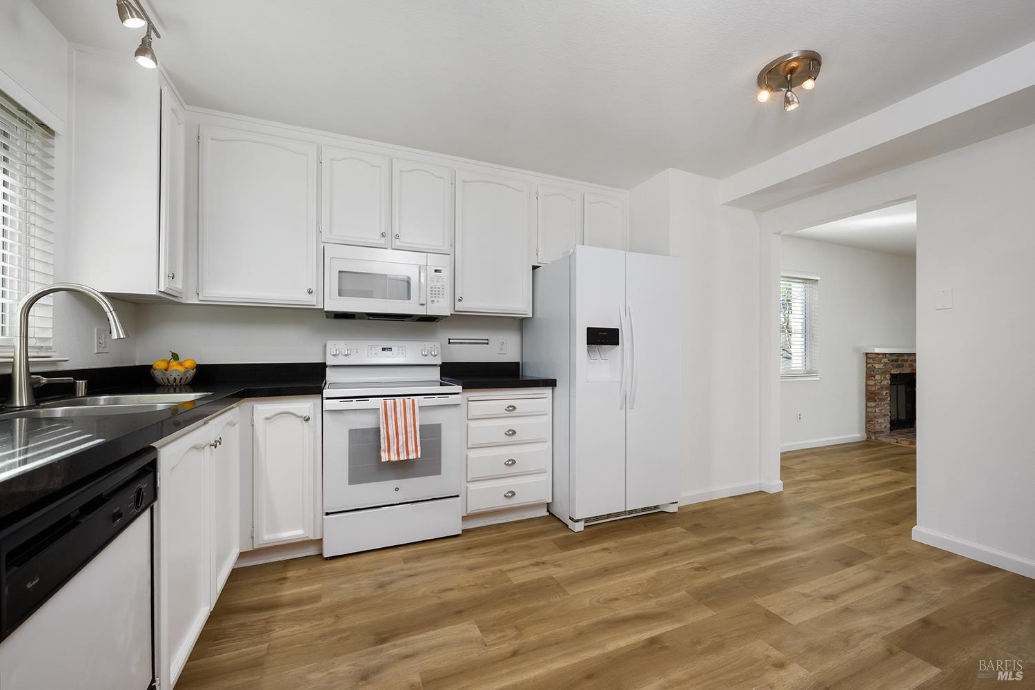 Detail Gallery Image 7 of 23 For 31 Front St #E,  Healdsburg,  CA 95448 - 3 Beds | 1/1 Baths