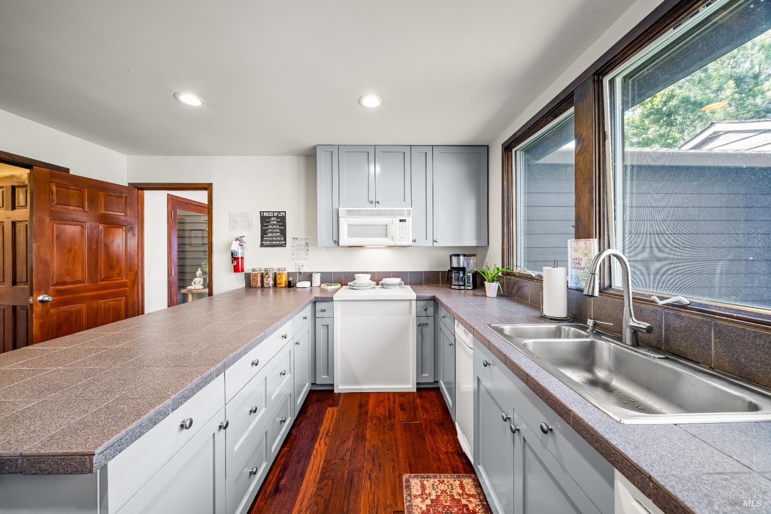 Detail Gallery Image 15 of 45 For 8 Circle Rd, San Rafael,  CA 94903 - 10 Beds | 6/1 Baths