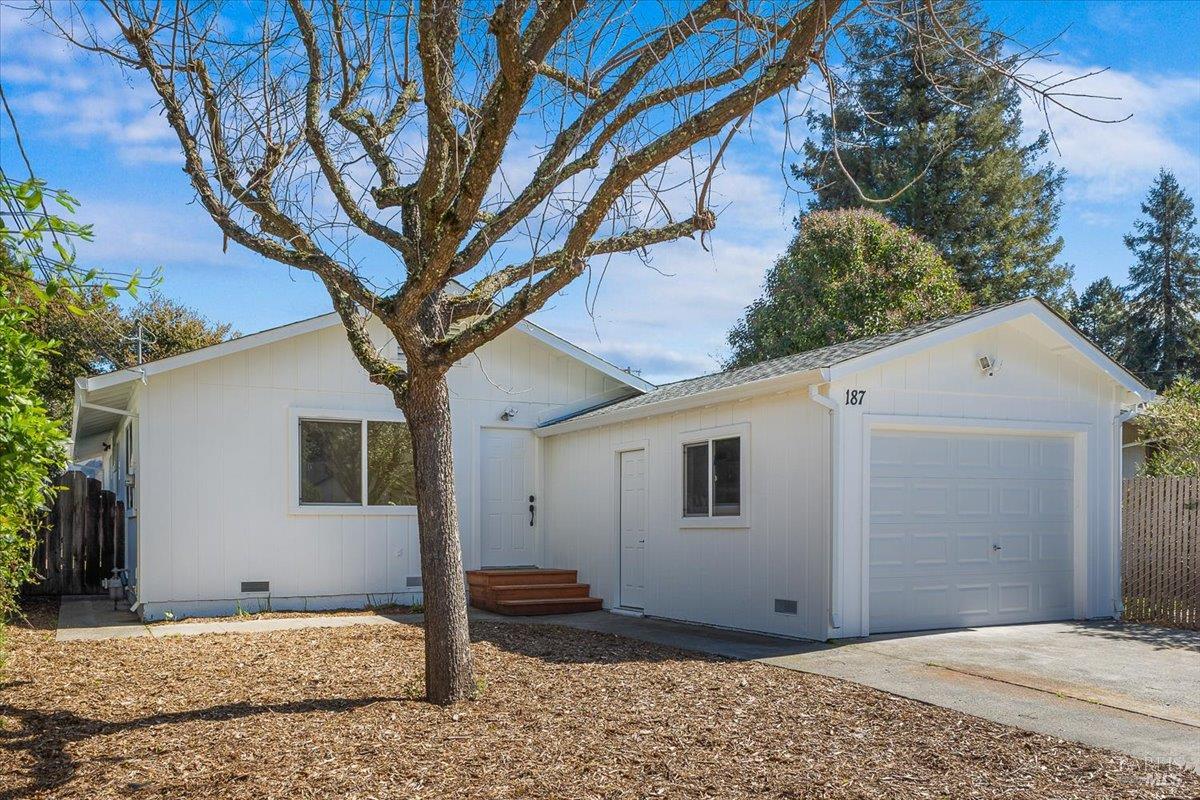 Detail Gallery Image 2 of 26 For 187 Pine Ave, Sonoma,  CA 95476 - 3 Beds | 1 Baths