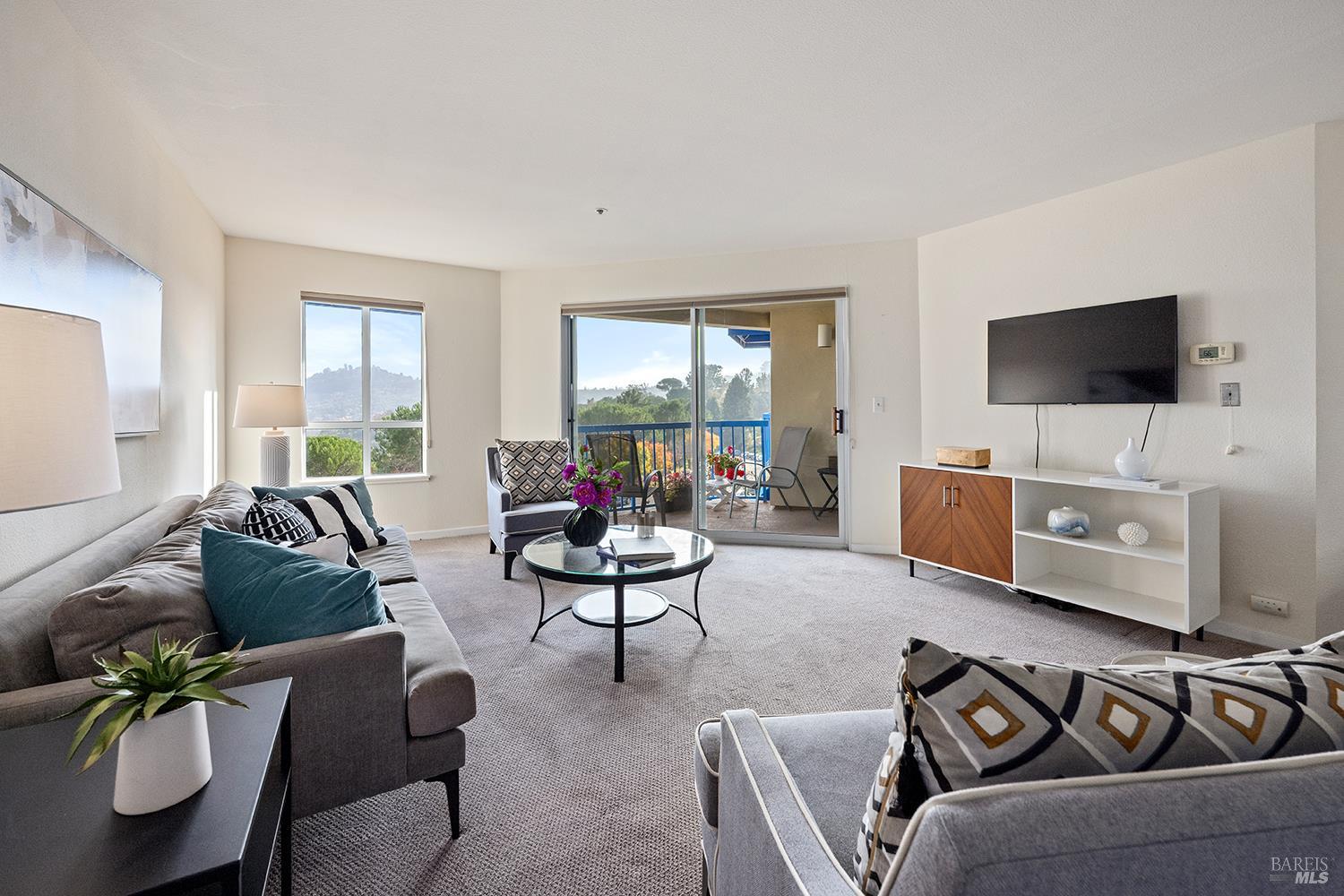 Detail Gallery Image 3 of 34 For 100 Thorndale Dr #353,  San Rafael,  CA 94903 - 1 Beds | 1/1 Baths