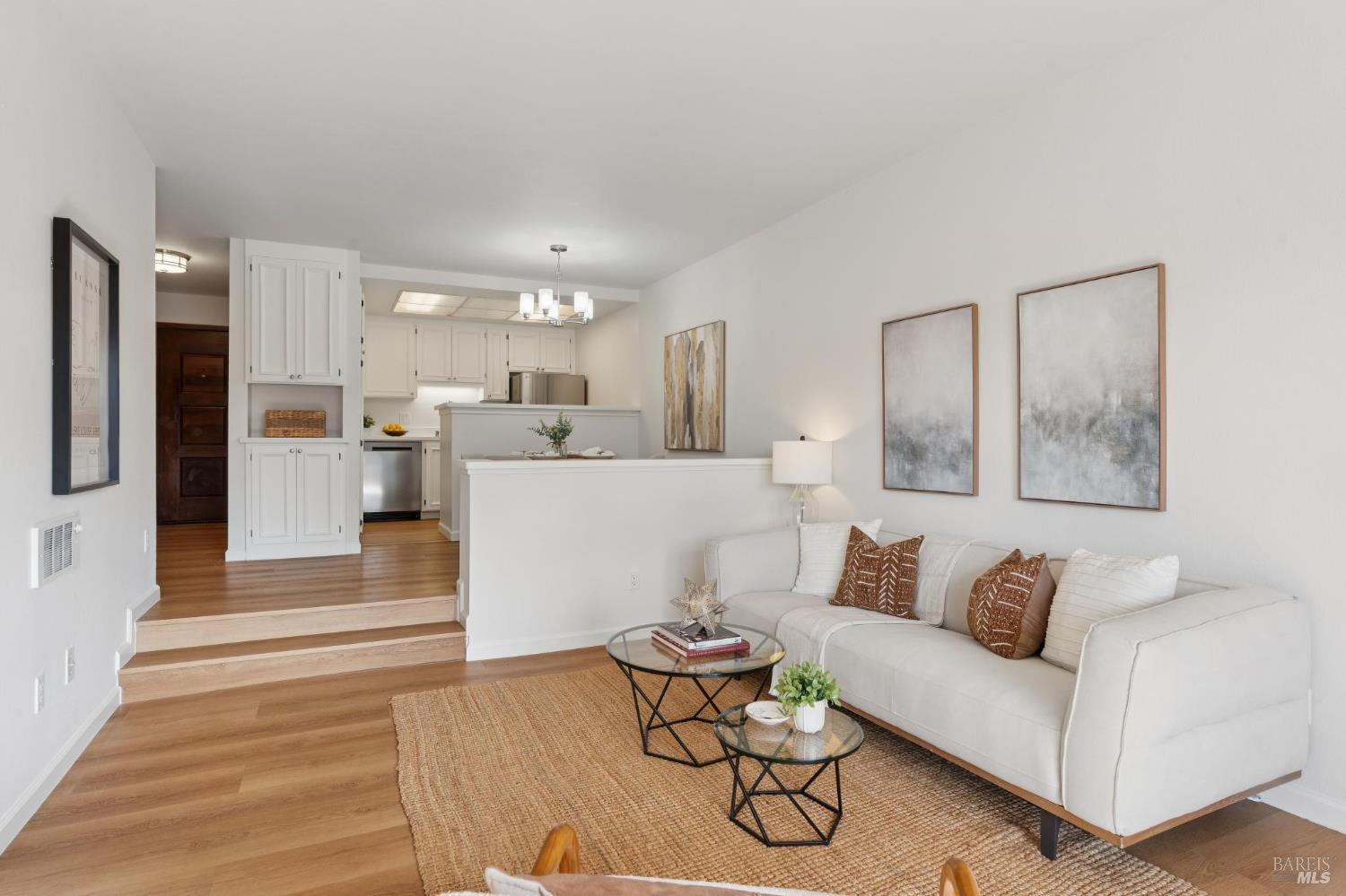 Detail Gallery Image 9 of 24 For 574 Seaver Dr, Mill Valley,  CA 94941 - 1 Beds | 1 Baths