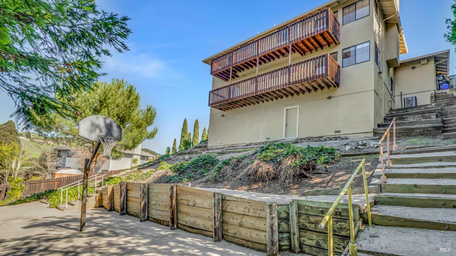 Detail Gallery Image 8 of 57 For 641 Lois Ln, El Sobrante,  CA 94803 - 4 Beds | 2/1 Baths