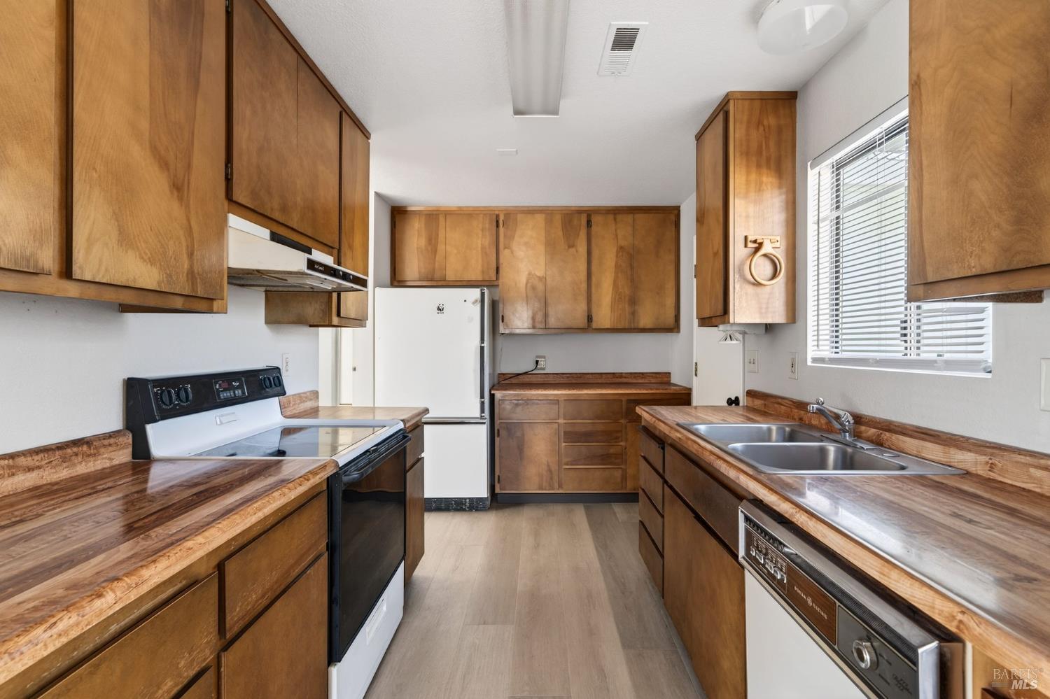 Detail Gallery Image 9 of 46 For 584 Bass Ln, Clearlake Oaks,  CA 95423 - 2 Beds | 2 Baths