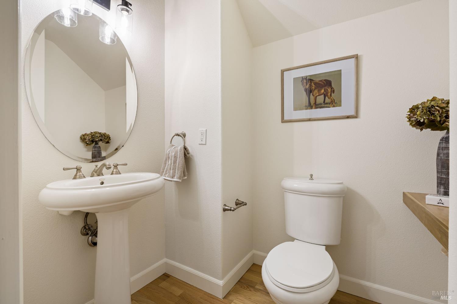 Detail Gallery Image 4 of 28 For 930 Martin Cir, Petaluma,  CA 94952 - 3 Beds | 2/1 Baths