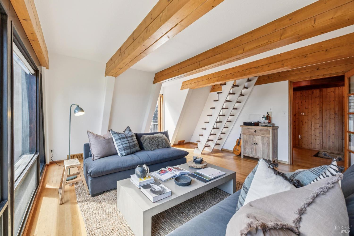 Detail Gallery Image 9 of 41 For 40 Mountain Ln, Mill Valley,  CA 94941 - 3 Beds | 2/1 Baths