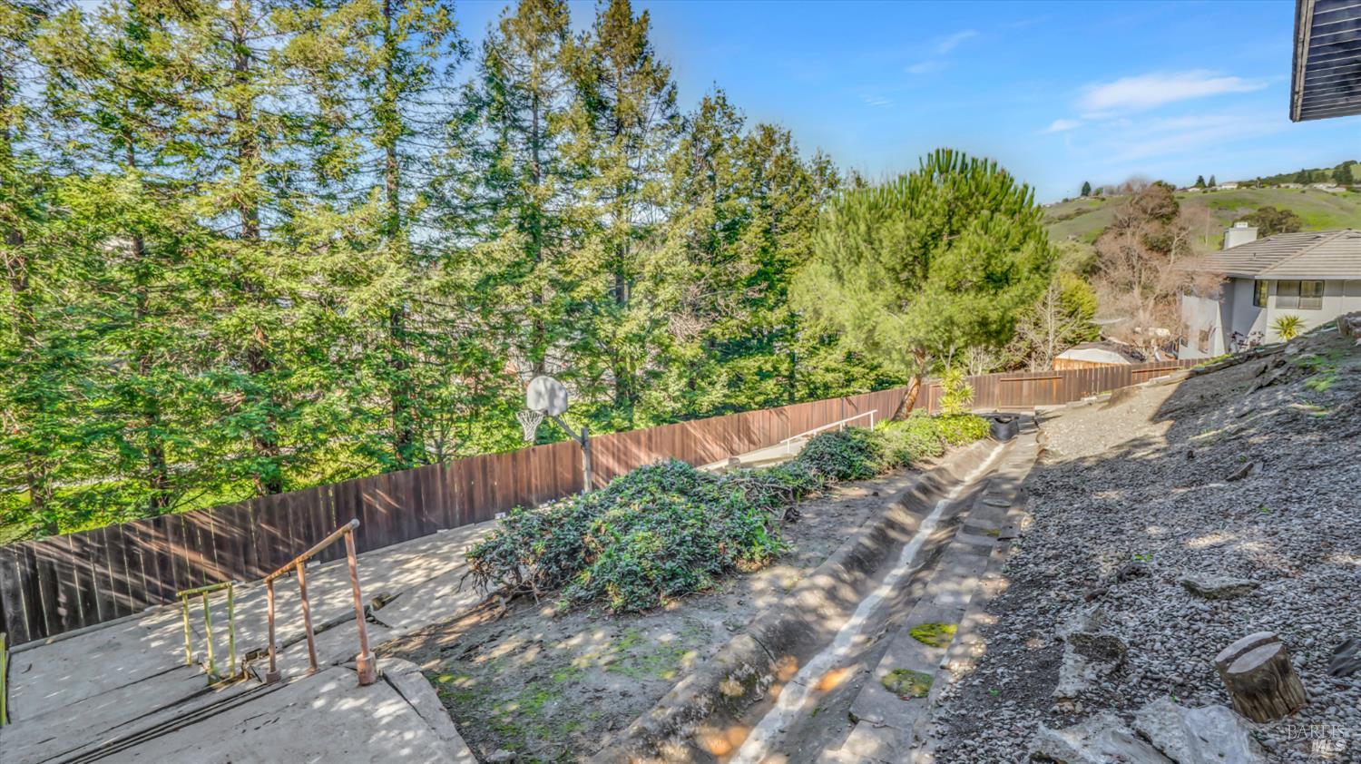 Detail Gallery Image 9 of 57 For 641 Lois Ln, El Sobrante,  CA 94803 - 4 Beds | 2/1 Baths