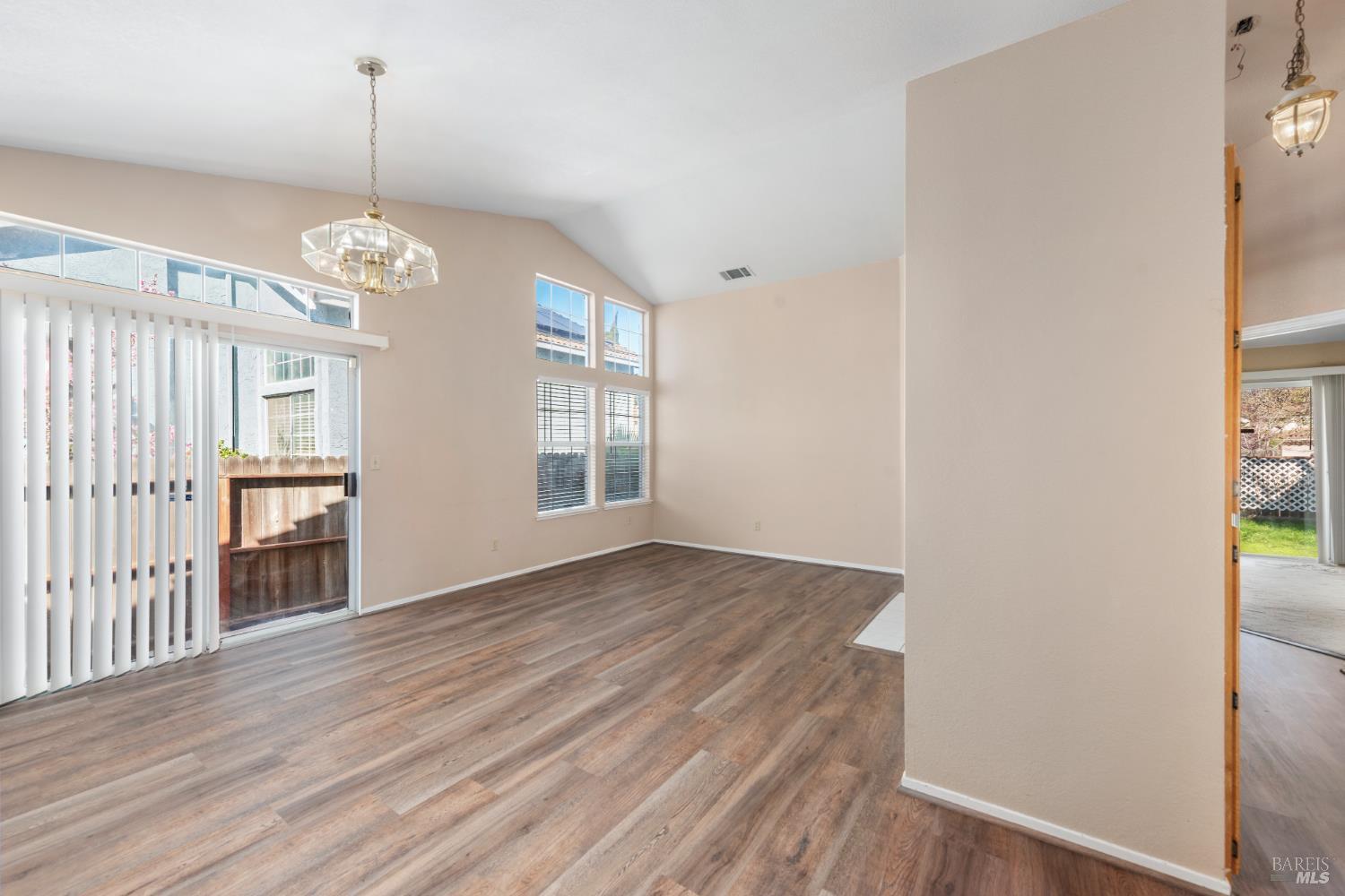 Detail Gallery Image 5 of 32 For 944 Bauman Ct, Suisun City,  CA 94585 - 3 Beds | 2 Baths