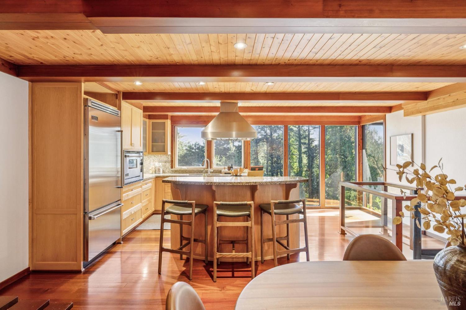 Detail Gallery Image 13 of 41 For 40 Mountain Ln, Mill Valley,  CA 94941 - 3 Beds | 2/1 Baths