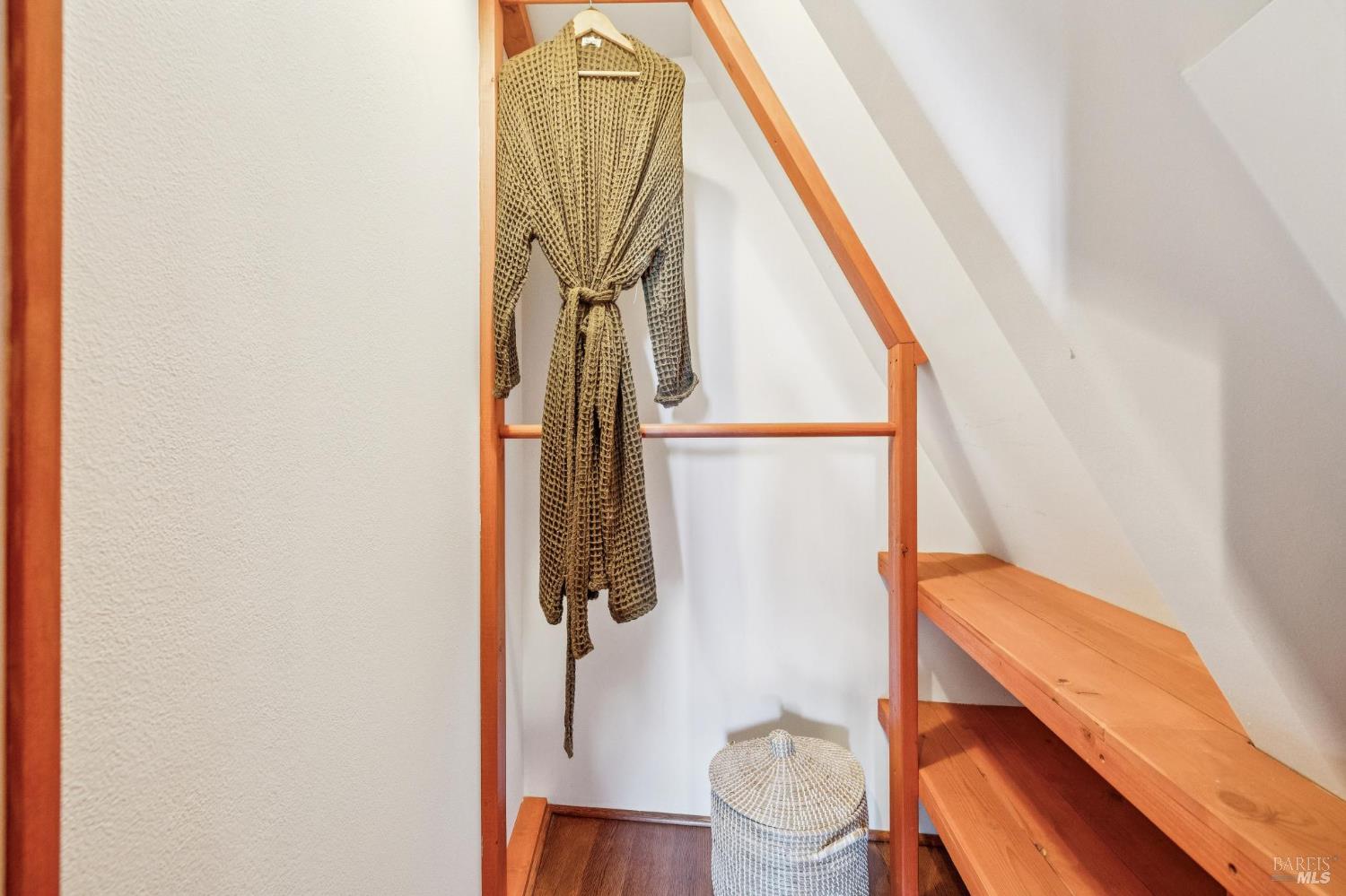 Detail Gallery Image 10 of 41 For 40 Mountain Ln, Mill Valley,  CA 94941 - 3 Beds | 2/1 Baths