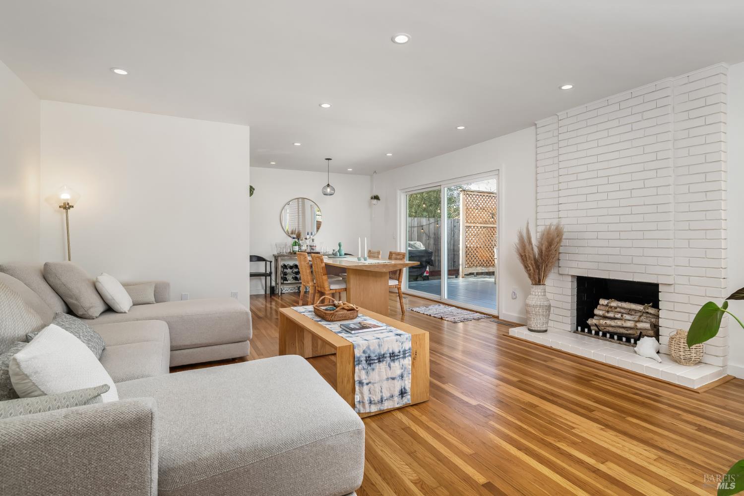 Detail Gallery Image 2 of 20 For 281 San Carlos Way, Novato,  CA 94945 - 3 Beds | 2 Baths