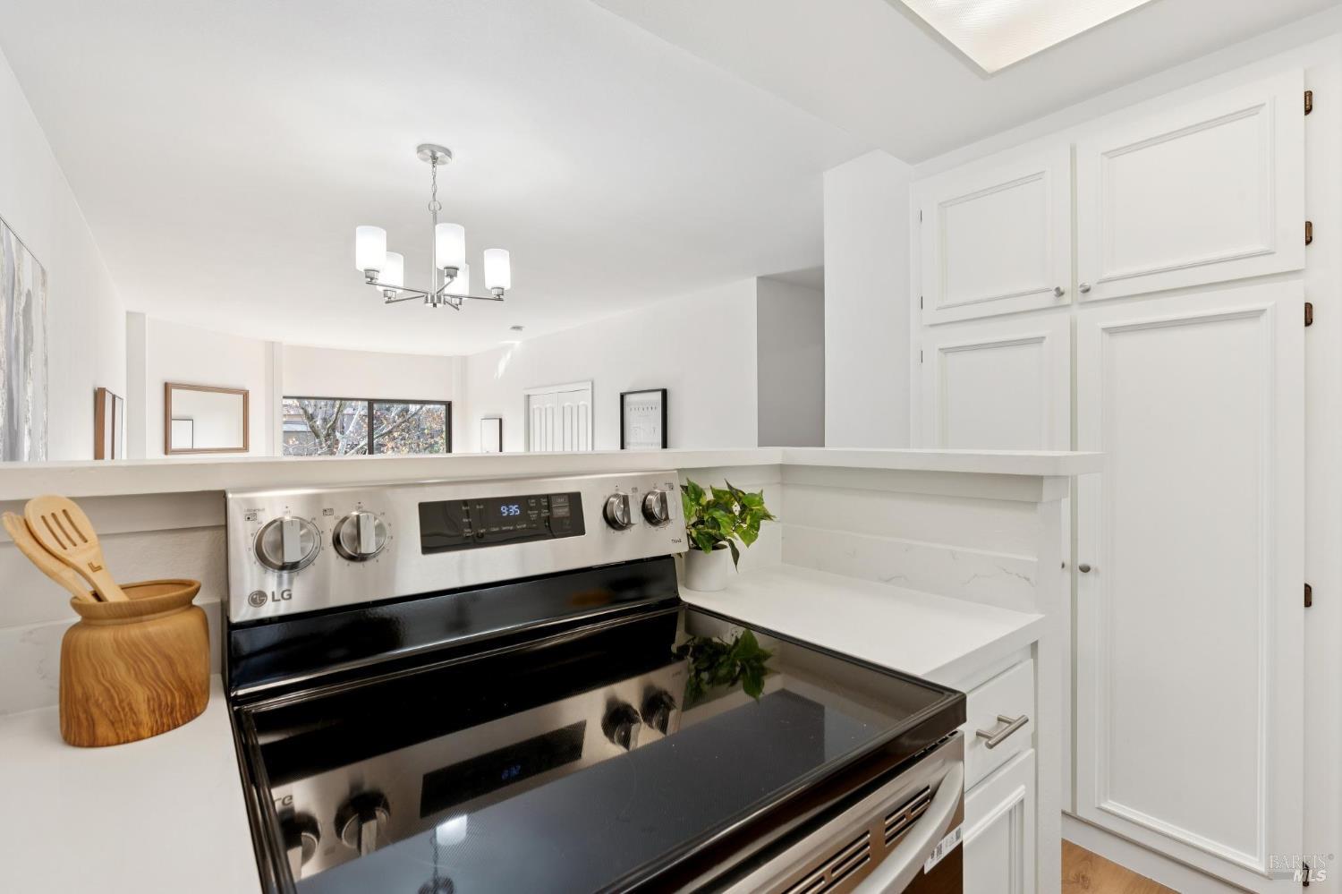 Detail Gallery Image 6 of 24 For 574 Seaver Dr, Mill Valley,  CA 94941 - 1 Beds | 1 Baths