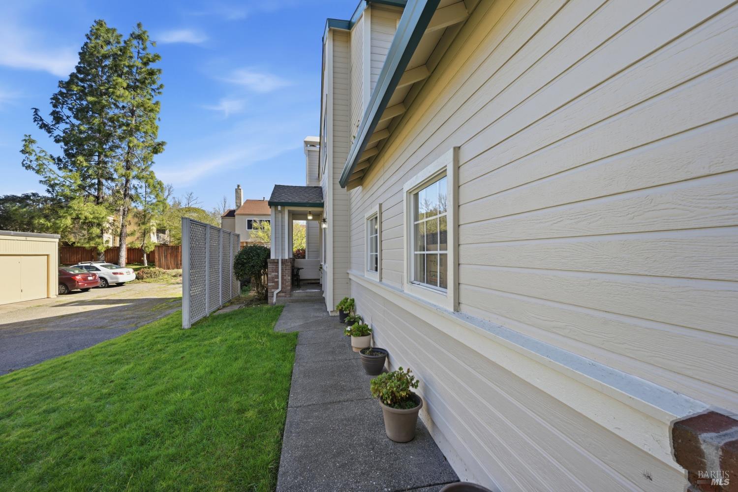 Detail Gallery Image 2 of 31 For 1005 Se Woodlake Dr, Santa Rosa,  CA 95405 - 3 Beds | 2/1 Baths