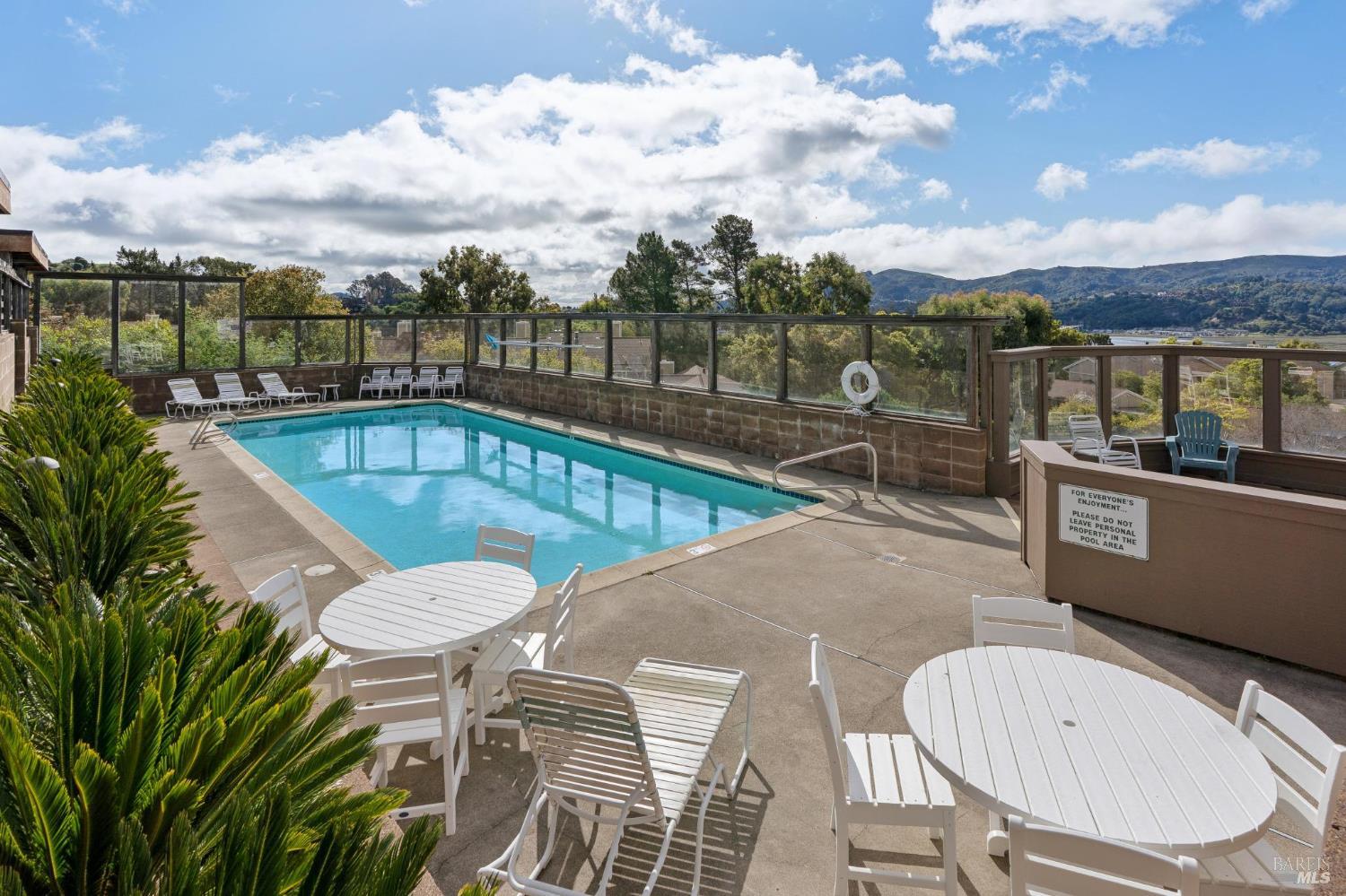 Detail Gallery Image 20 of 24 For 574 Seaver Dr, Mill Valley,  CA 94941 - 1 Beds | 1 Baths