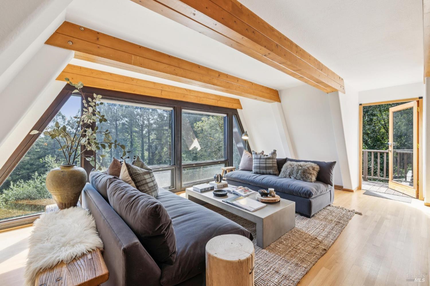 Detail Gallery Image 3 of 41 For 40 Mountain Ln, Mill Valley,  CA 94941 - 3 Beds | 2/1 Baths