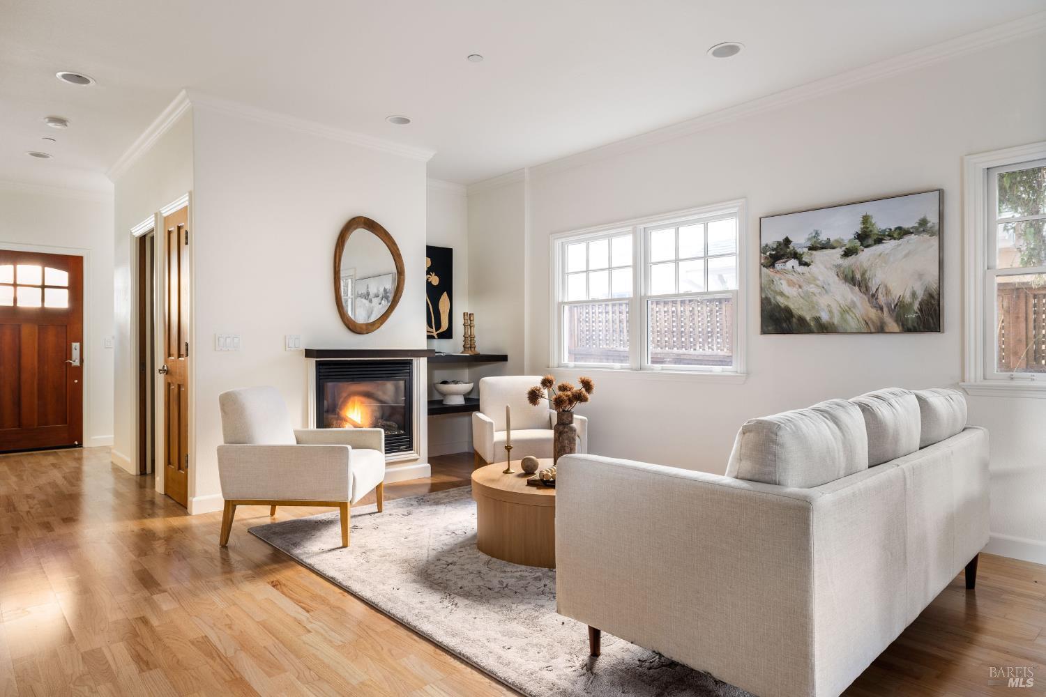 Detail Gallery Image 3 of 28 For 930 Martin Cir, Petaluma,  CA 94952 - 3 Beds | 2/1 Baths