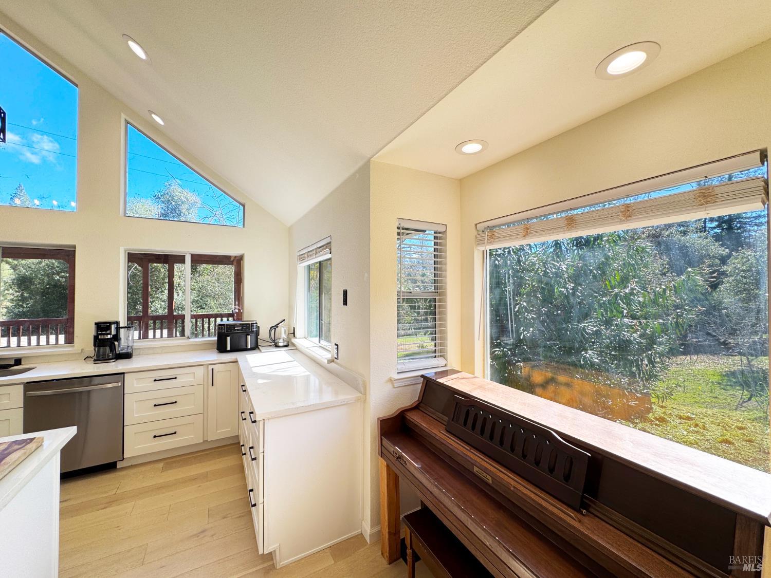 Detail Gallery Image 9 of 70 For 14605 Tomki Rd, Redwood Valley,  CA 95470 - 3 Beds | 2 Baths