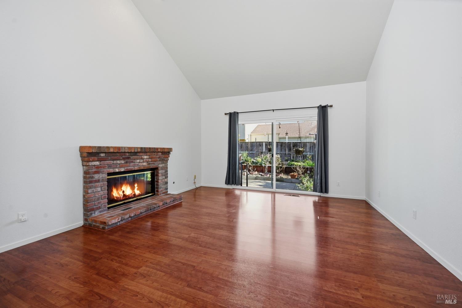 Detail Gallery Image 6 of 31 For 1005 Se Woodlake Dr, Santa Rosa,  CA 95405 - 3 Beds | 2/1 Baths