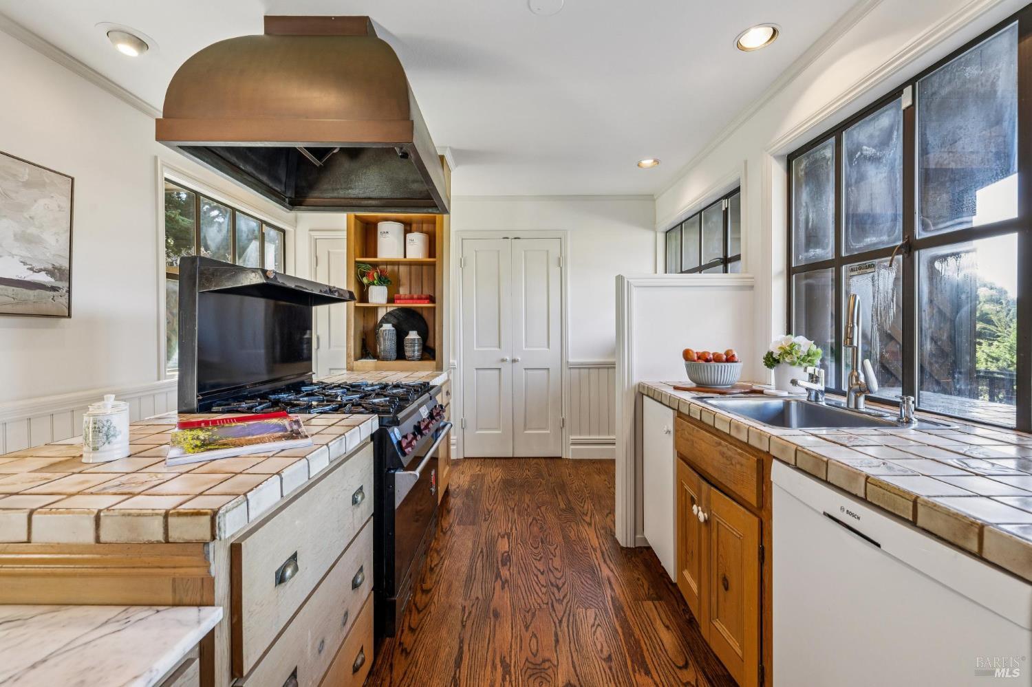 Detail Gallery Image 10 of 61 For 16 Malvino Ct, Tiburon,  CA 94920 - 4 Beds | 2/1 Baths