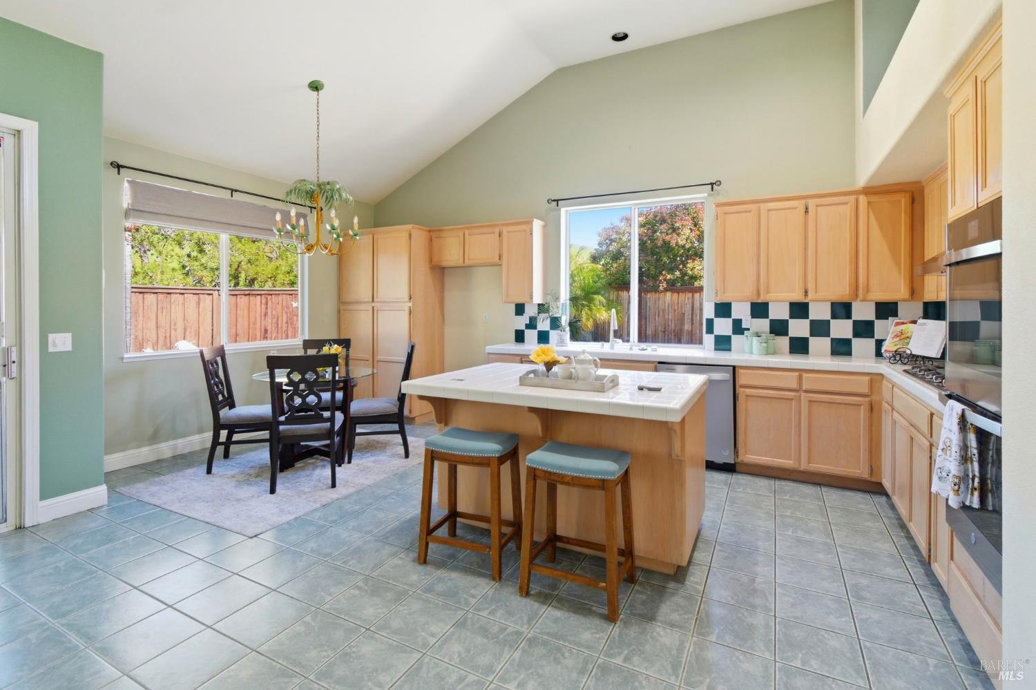 Detail Gallery Image 13 of 51 For 2707 Tuckaway Ct, Fairfield,  CA 94534 - 5 Beds | 3 Baths