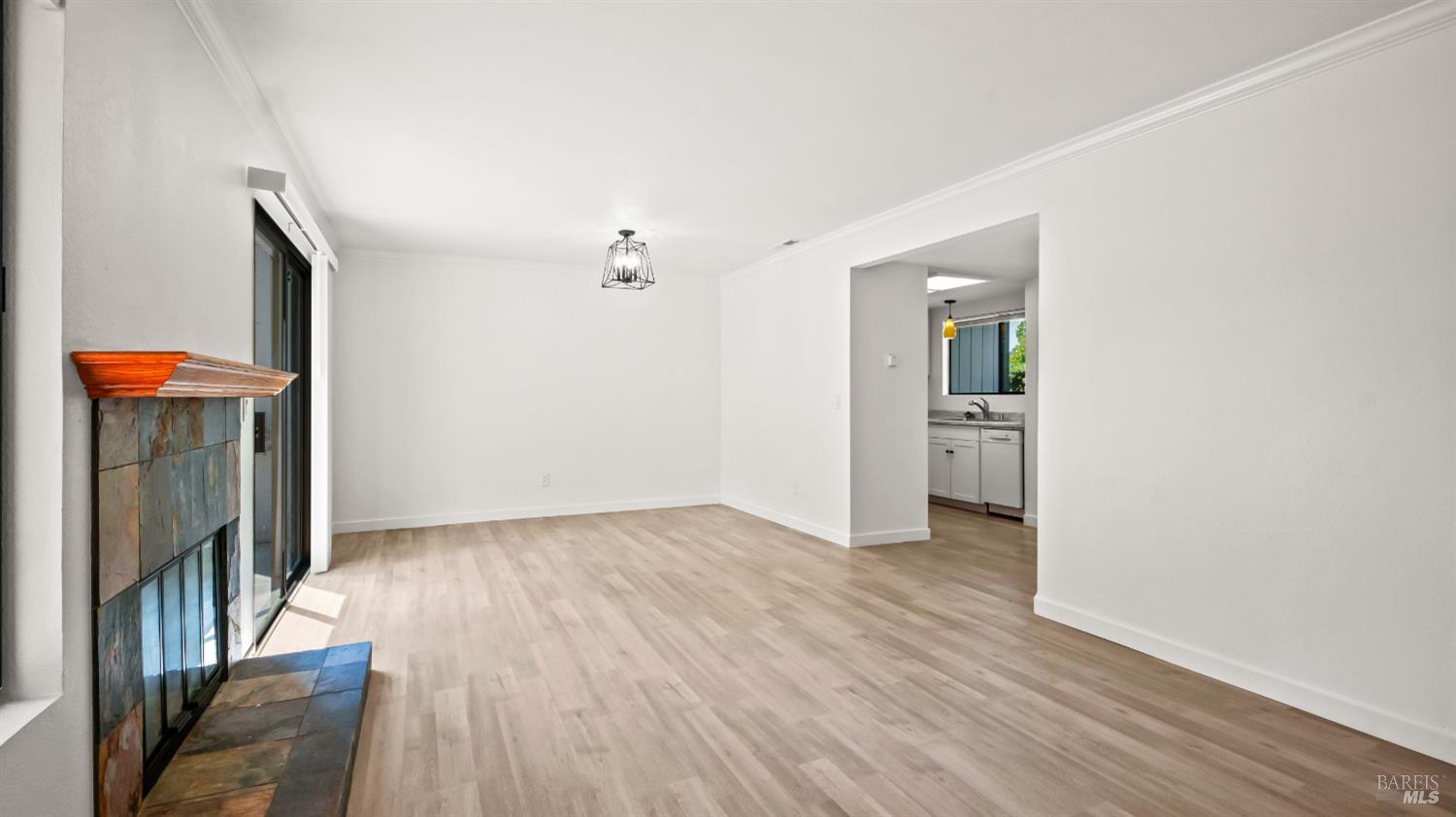 Detail Gallery Image 6 of 28 For 307 Occidental Cir, Santa Rosa,  CA 95401 - 3 Beds | 2/1 Baths