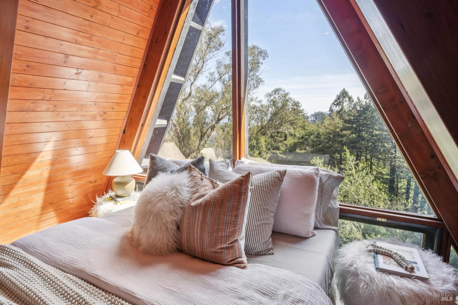 Detail Gallery Image 8 of 41 For 40 Mountain Ln, Mill Valley,  CA 94941 - 3 Beds | 2/1 Baths