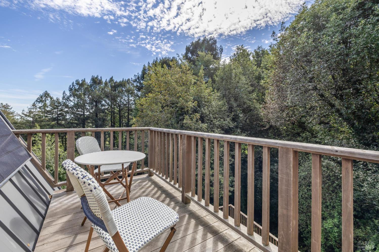 Detail Gallery Image 4 of 41 For 40 Mountain Ln, Mill Valley,  CA 94941 - 3 Beds | 2/1 Baths